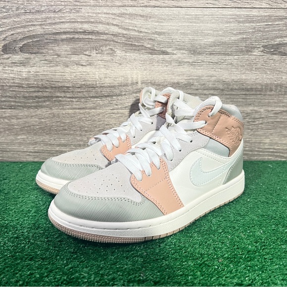 Women's Nike Air Jordan 1 Mid Milan Size 8 CV3044-100 - Picture 4 of 9